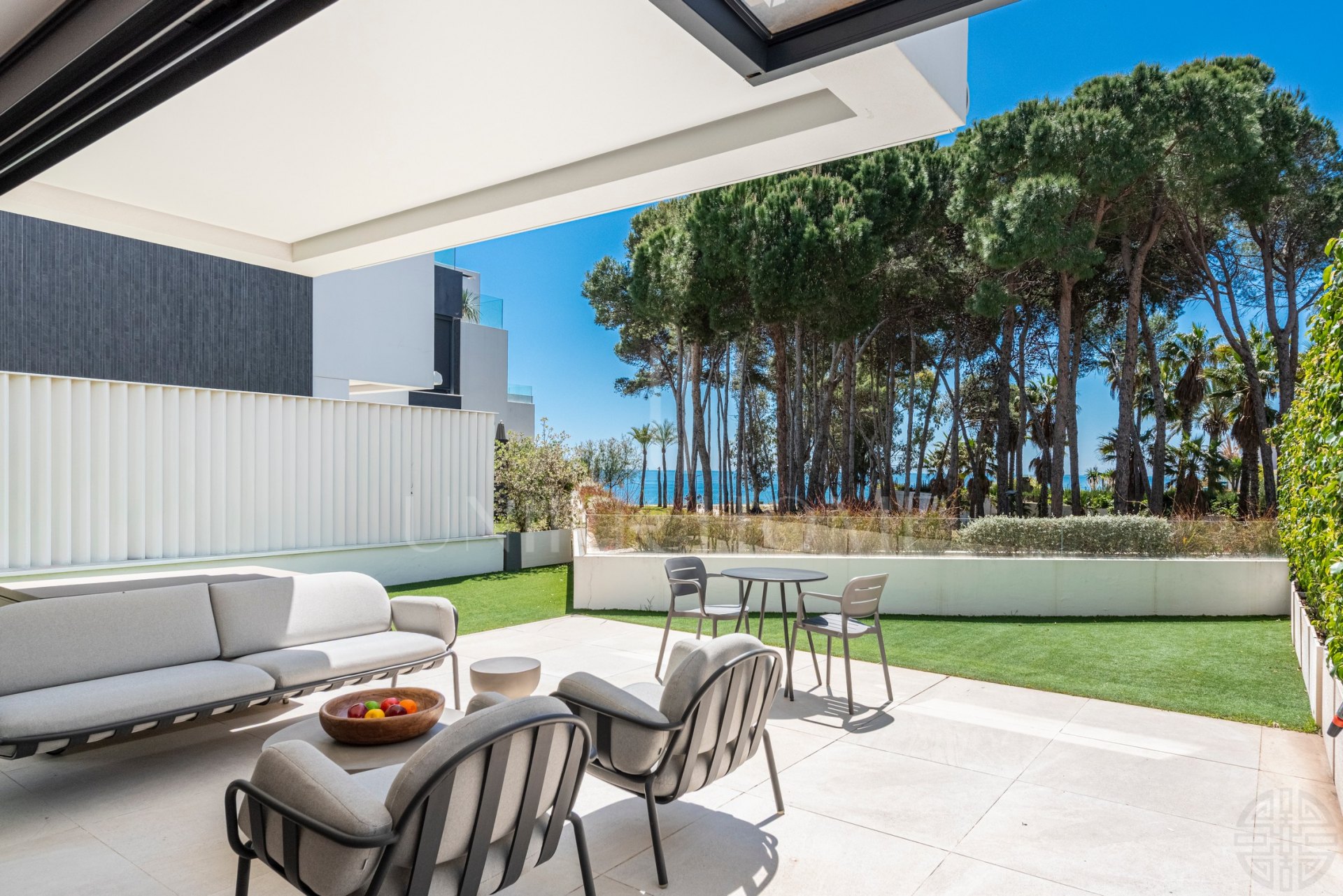 THE ISLAND, Estepona — Distinguished New-Build Residence with Sea & Mountain Views