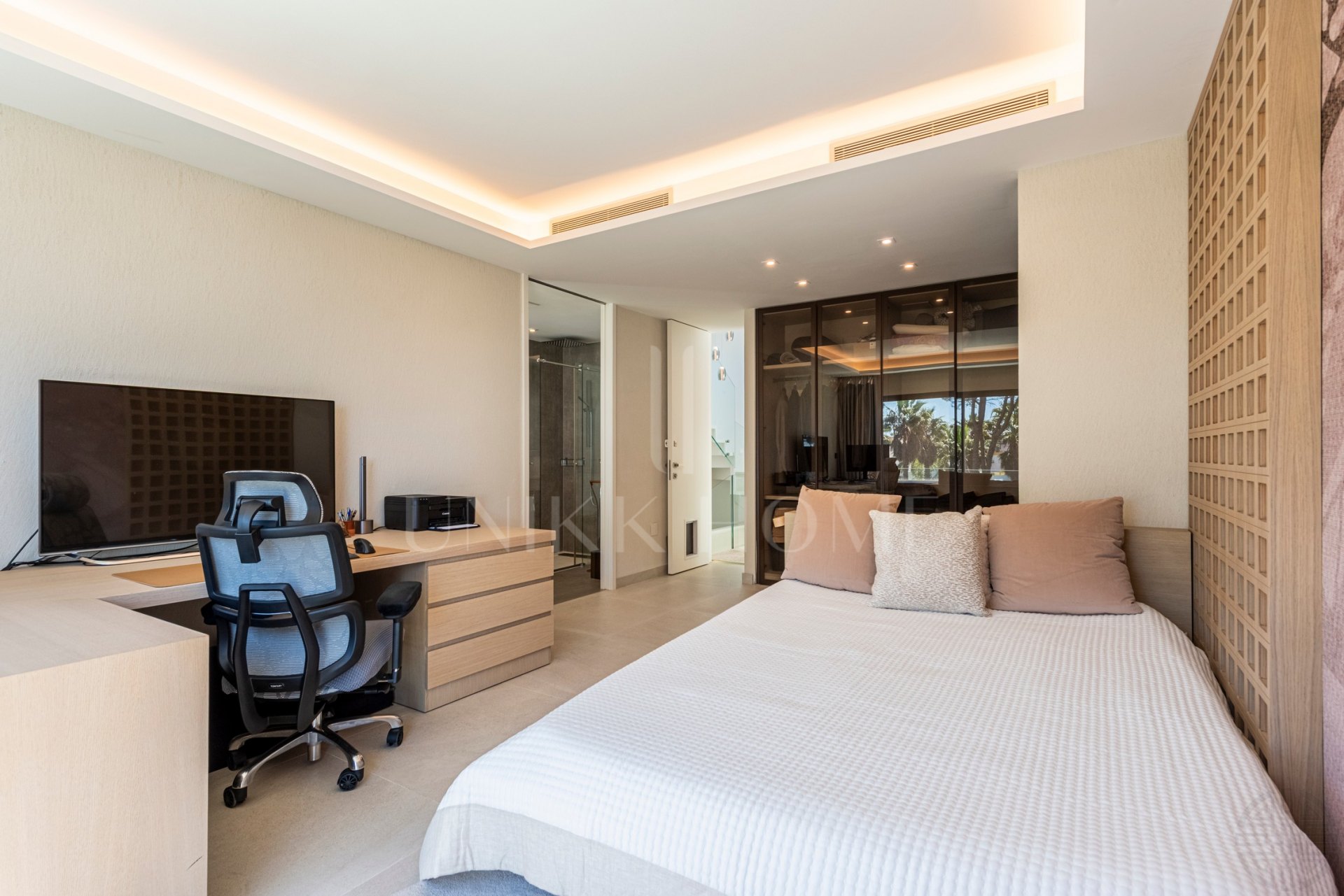 THE ISLAND, Estepona — Distinguished New-Build Residence with Sea & Mountain Views