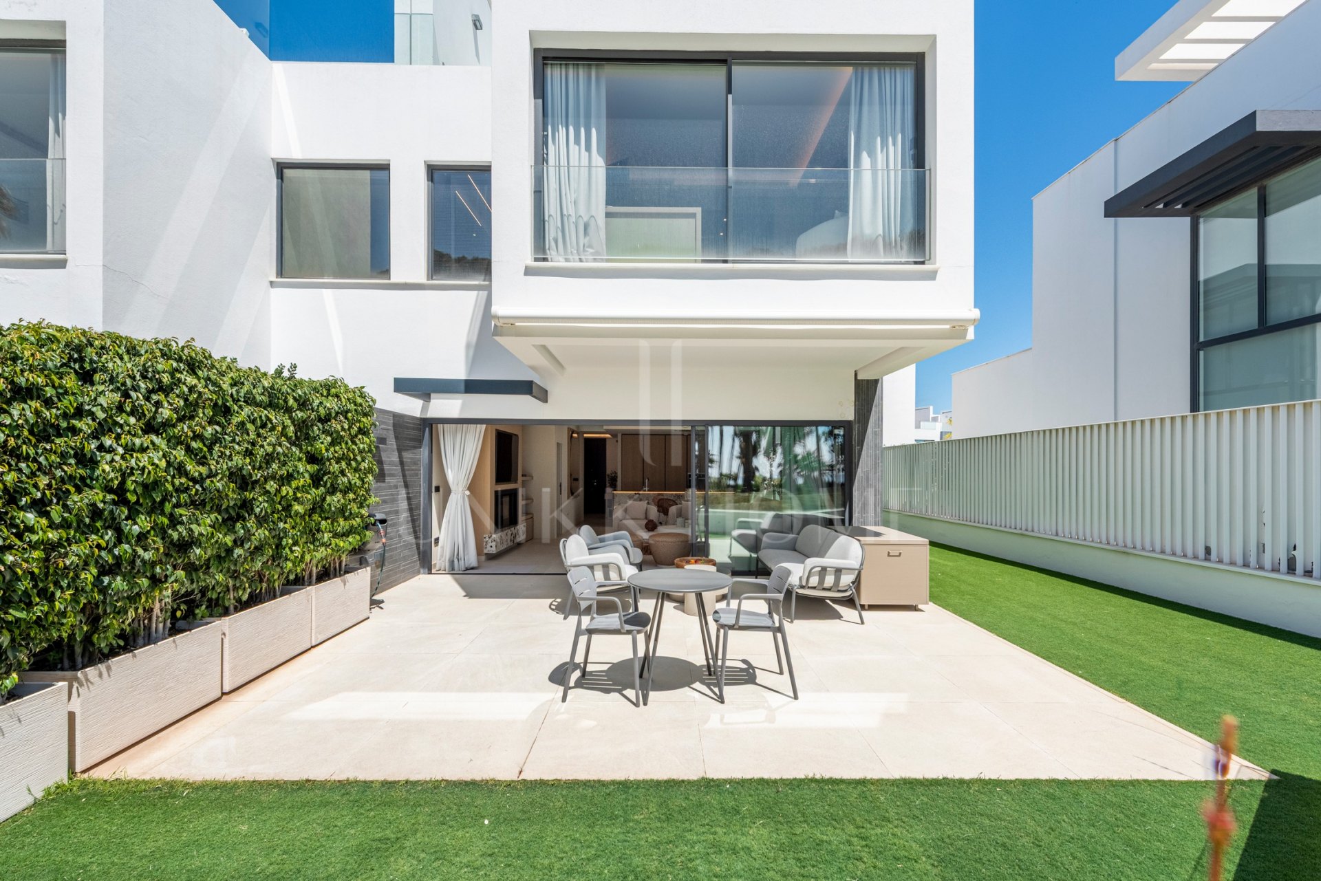 THE ISLAND, Estepona — Distinguished New-Build Residence with Sea & Mountain Views