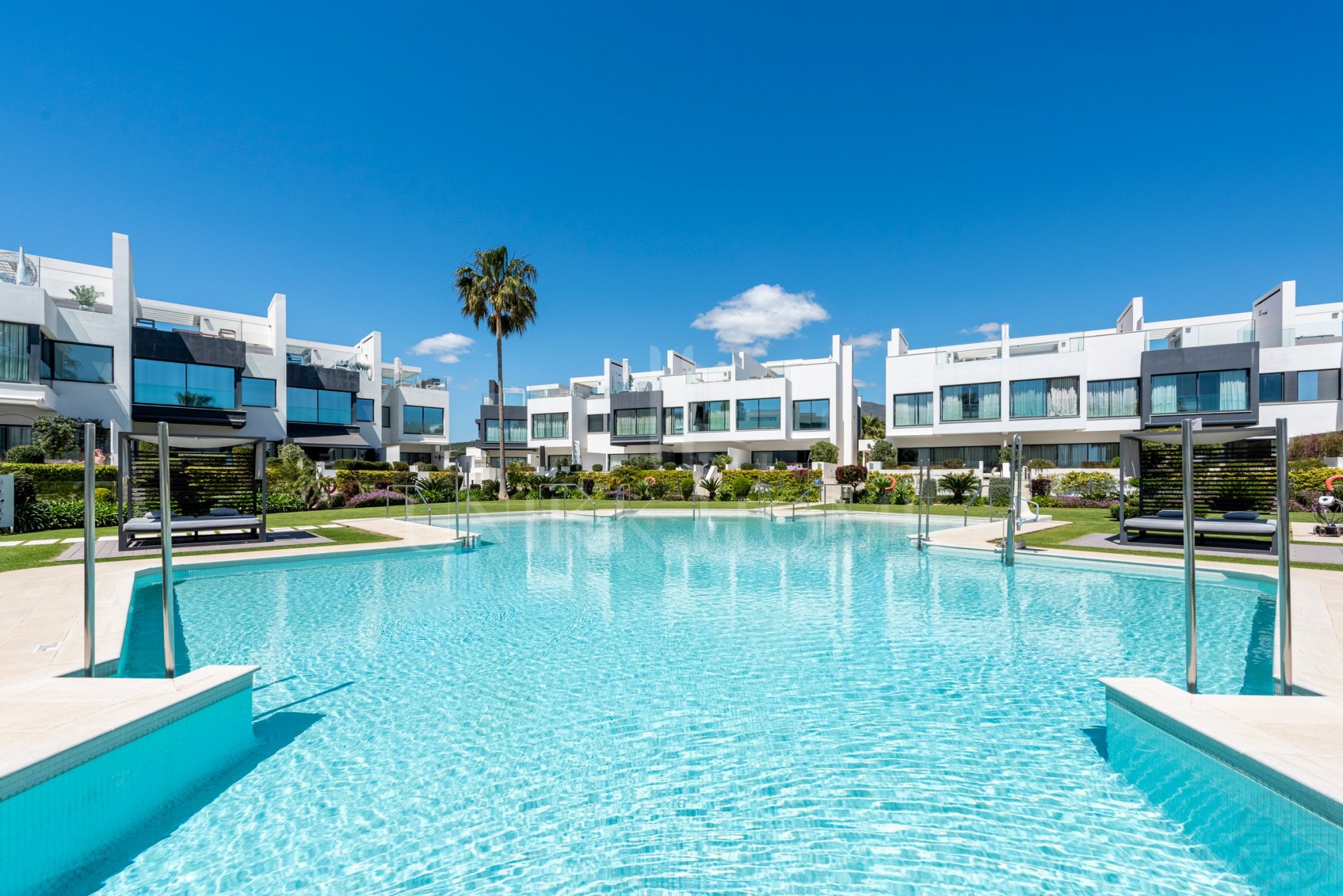 THE ISLAND, Estepona — Distinguished New-Build Residence with Sea & Mountain Views