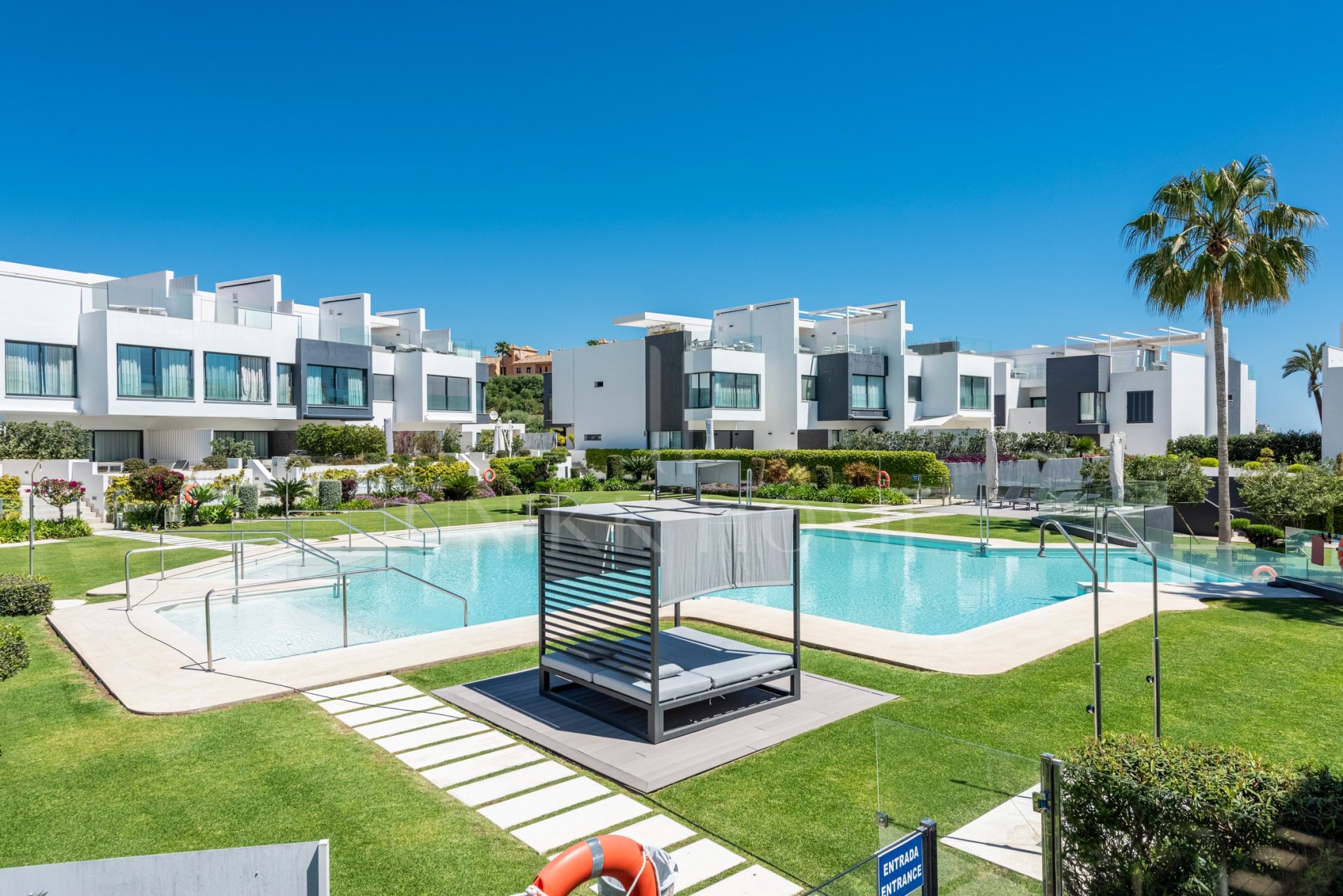 THE ISLAND, Estepona — Distinguished New-Build Residence with Sea & Mountain Views