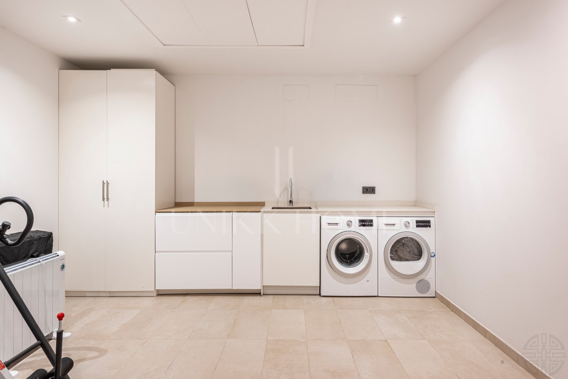 THE ISLAND, Estepona — Distinguished New-Build Residence with Sea & Mountain Views