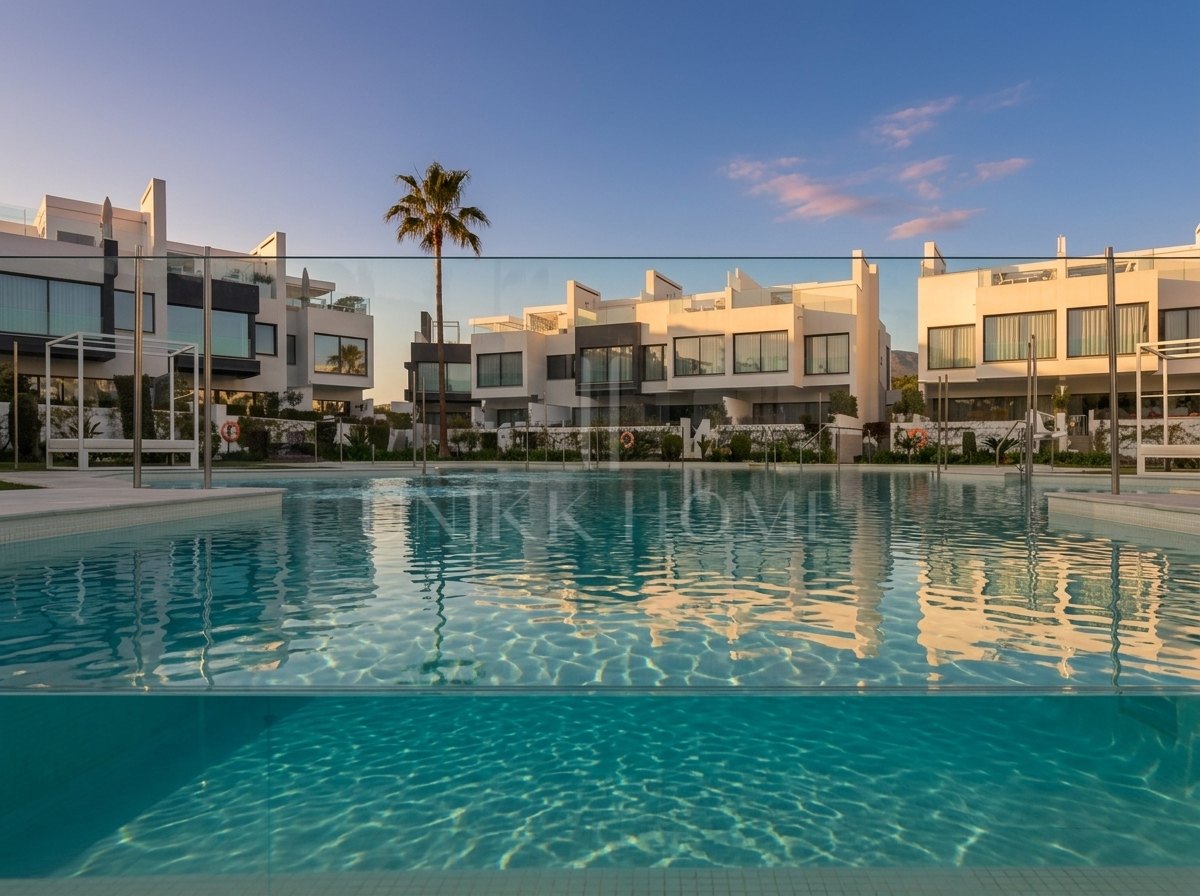 THE ISLAND, Estepona — Distinguished New-Build Residence with Sea & Mountain Views