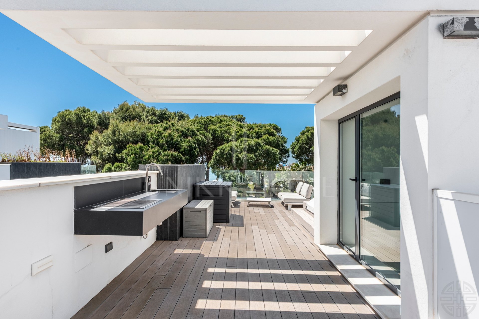 THE ISLAND, Estepona — Distinguished New-Build Residence with Sea & Mountain Views