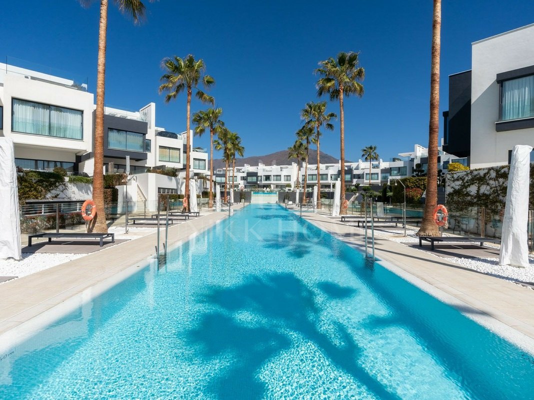 THE ISLAND, Estepona — Distinguished New-Build Residence with Sea & Mountain Views