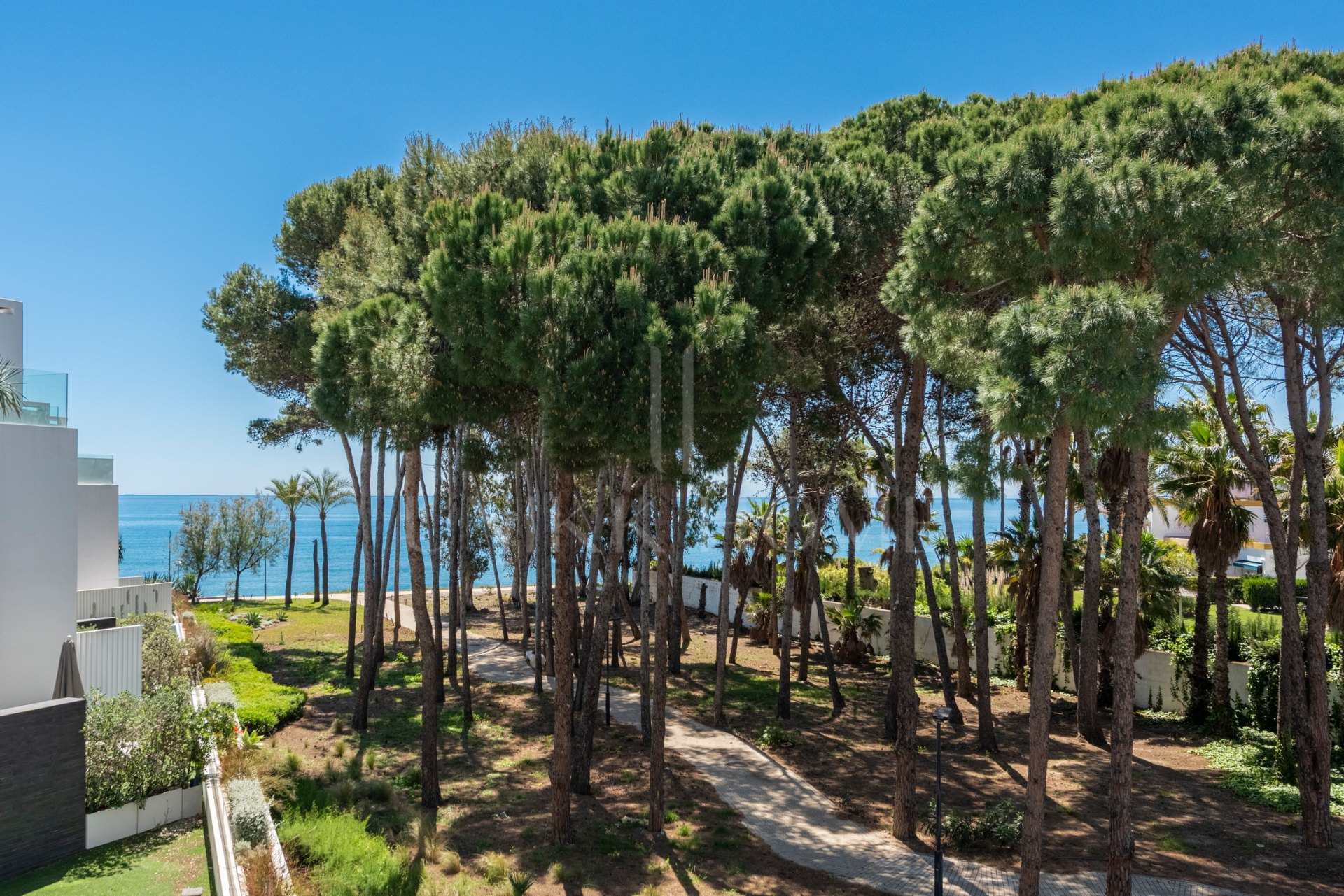 THE ISLAND, Estepona — Distinguished New-Build Residence with Sea & Mountain Views