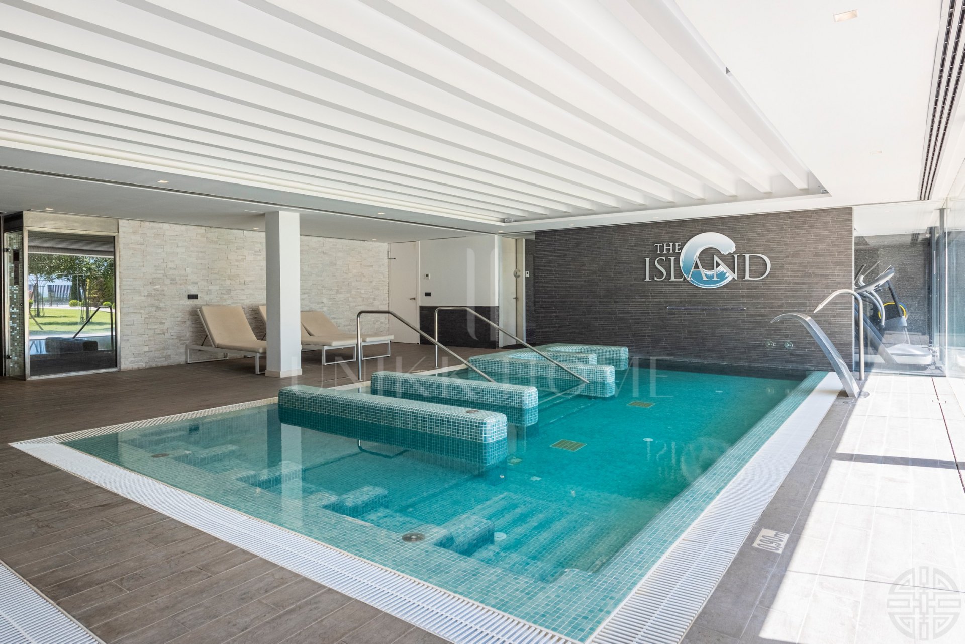 THE ISLAND, Estepona — Distinguished New-Build Residence with Sea & Mountain Views