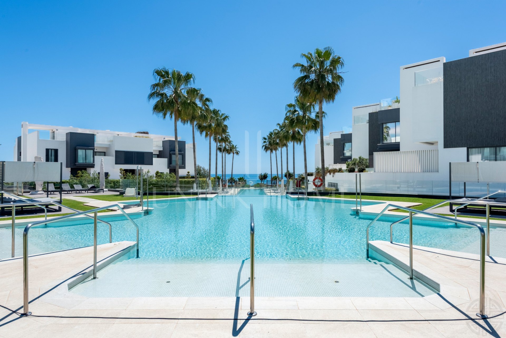 THE ISLAND, Estepona — Distinguished New-Build Residence with Sea & Mountain Views