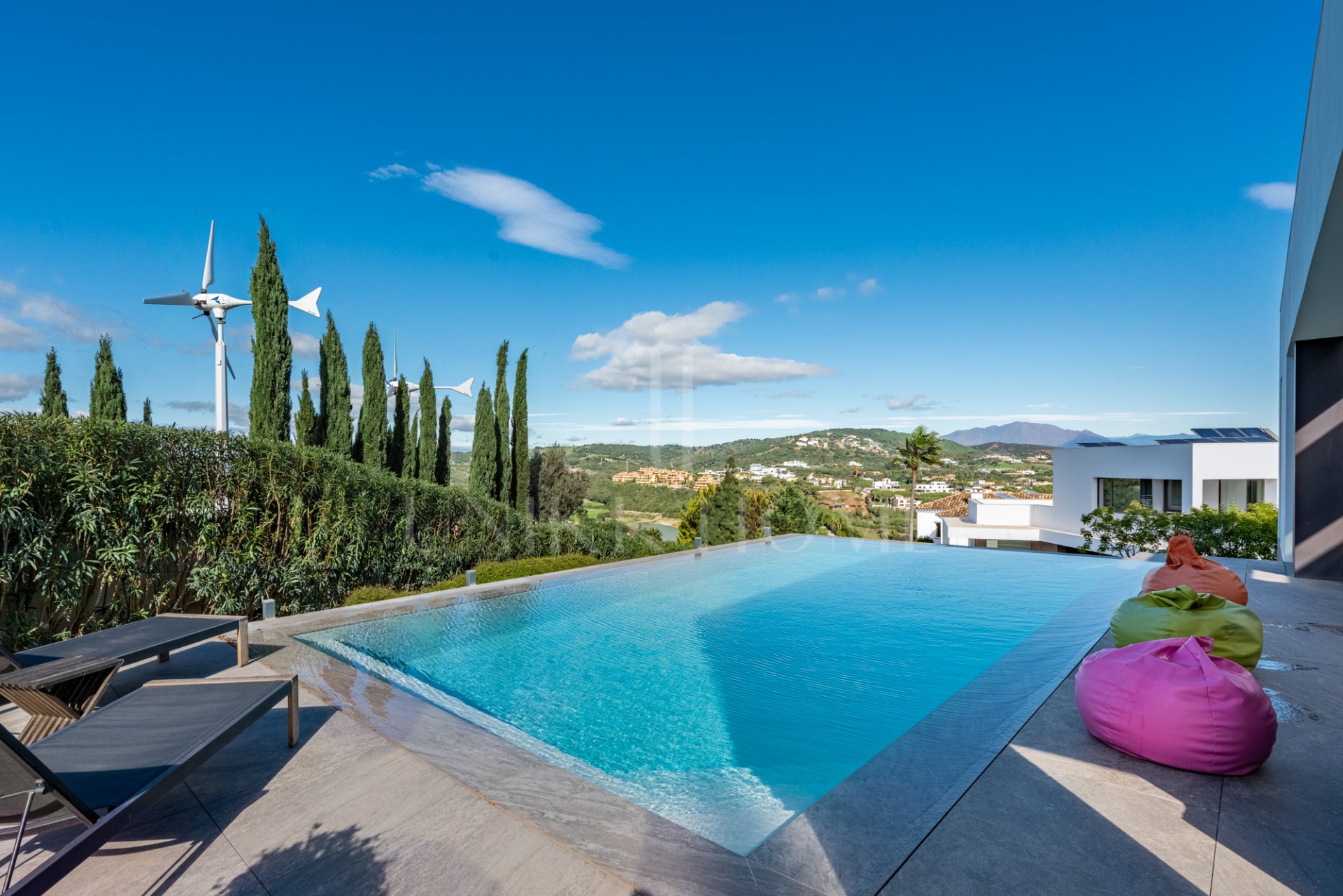 Villa distribuida en varios nivelesl de estilo contemporáneo en una zona muy tranquila con vistas al Campo de Golf de Almenara.