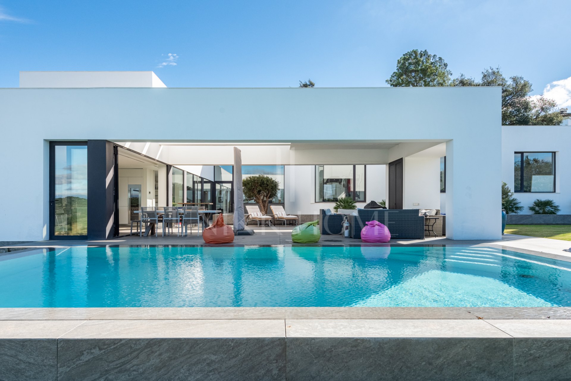 Villa distribuida en varios nivelesl de estilo contemporáneo en una zona muy tranquila con vistas al Campo de Golf de Almenara.