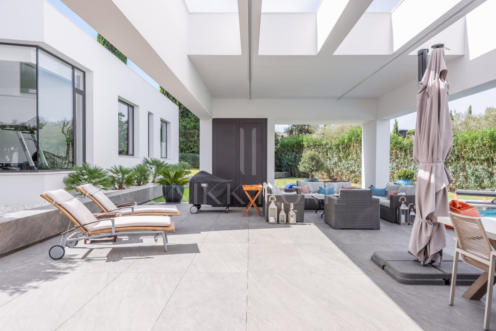 Villa distribuida en varios nivelesl de estilo contemporáneo en una zona muy tranquila con vistas al Campo de Golf de Almenara.