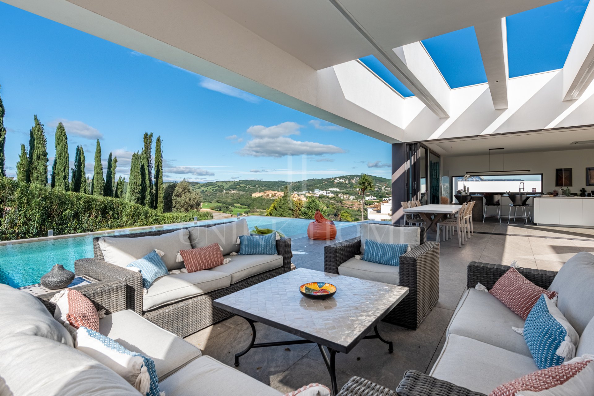 Villa distribuida en varios nivelesl de estilo contemporáneo en una zona muy tranquila con vistas al Campo de Golf de Almenara.