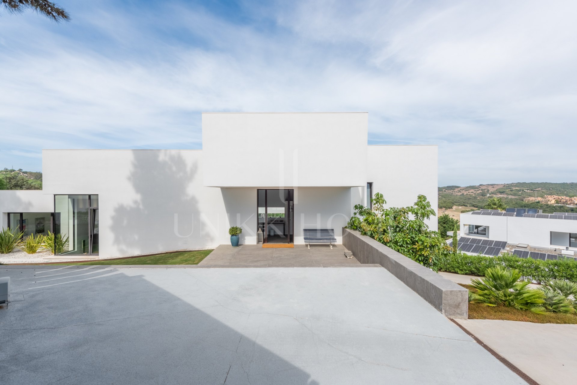 Villa distribuida en varios nivelesl de estilo contemporáneo en una zona muy tranquila con vistas al Campo de Golf de Almenara.