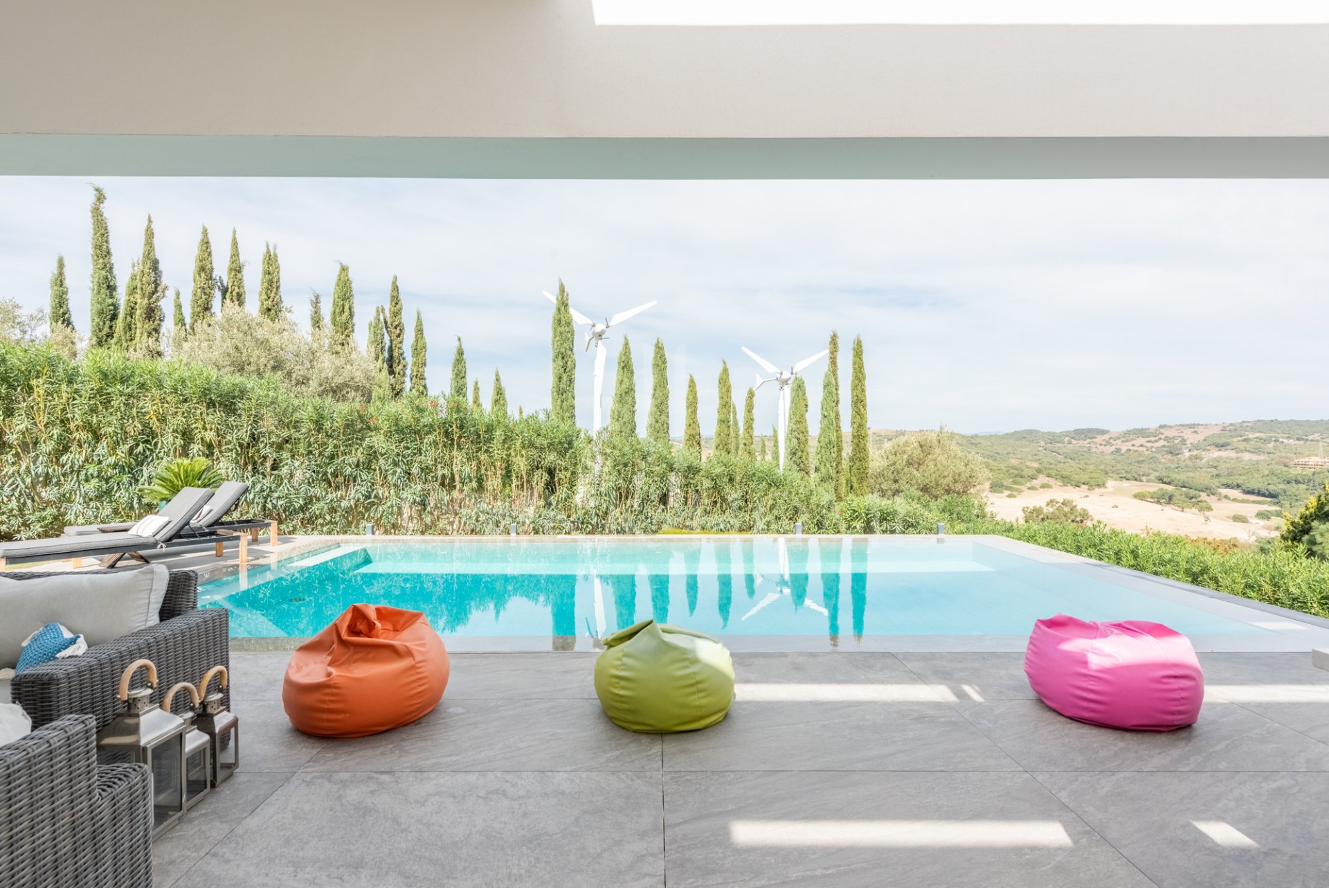 Villa distribuida en varios nivelesl de estilo contemporáneo en una zona muy tranquila con vistas al Campo de Golf de Almenara.