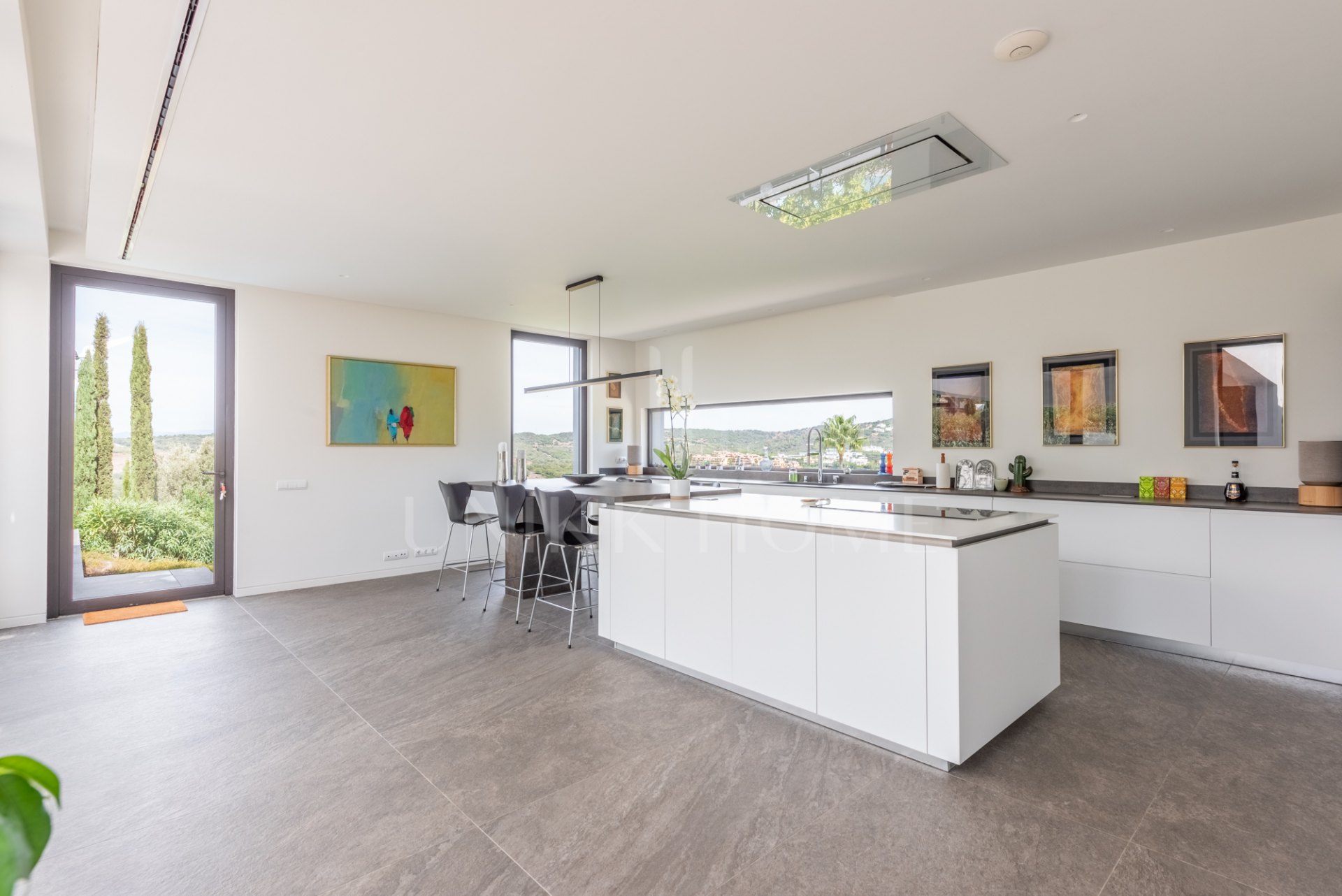 Villa distribuida en varios nivelesl de estilo contemporáneo en una zona muy tranquila con vistas al Campo de Golf de Almenara.