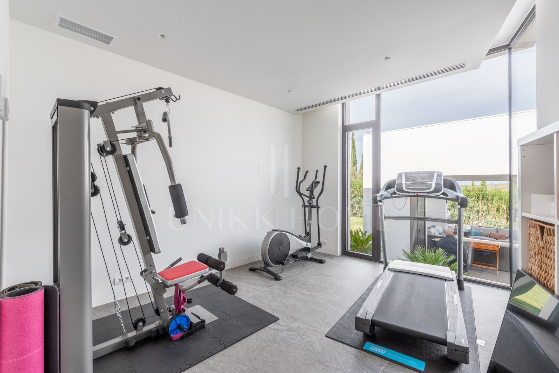 Villa distribuida en varios nivelesl de estilo contemporáneo en una zona muy tranquila con vistas al Campo de Golf de Almenara.