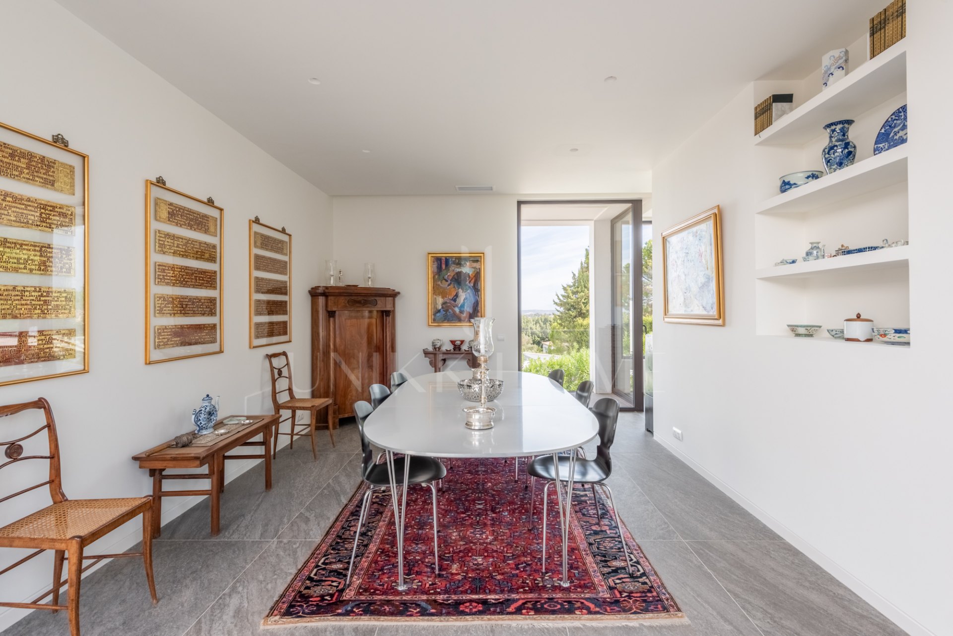 Villa distribuida en varios nivelesl de estilo contemporáneo en una zona muy tranquila con vistas al Campo de Golf de Almenara.