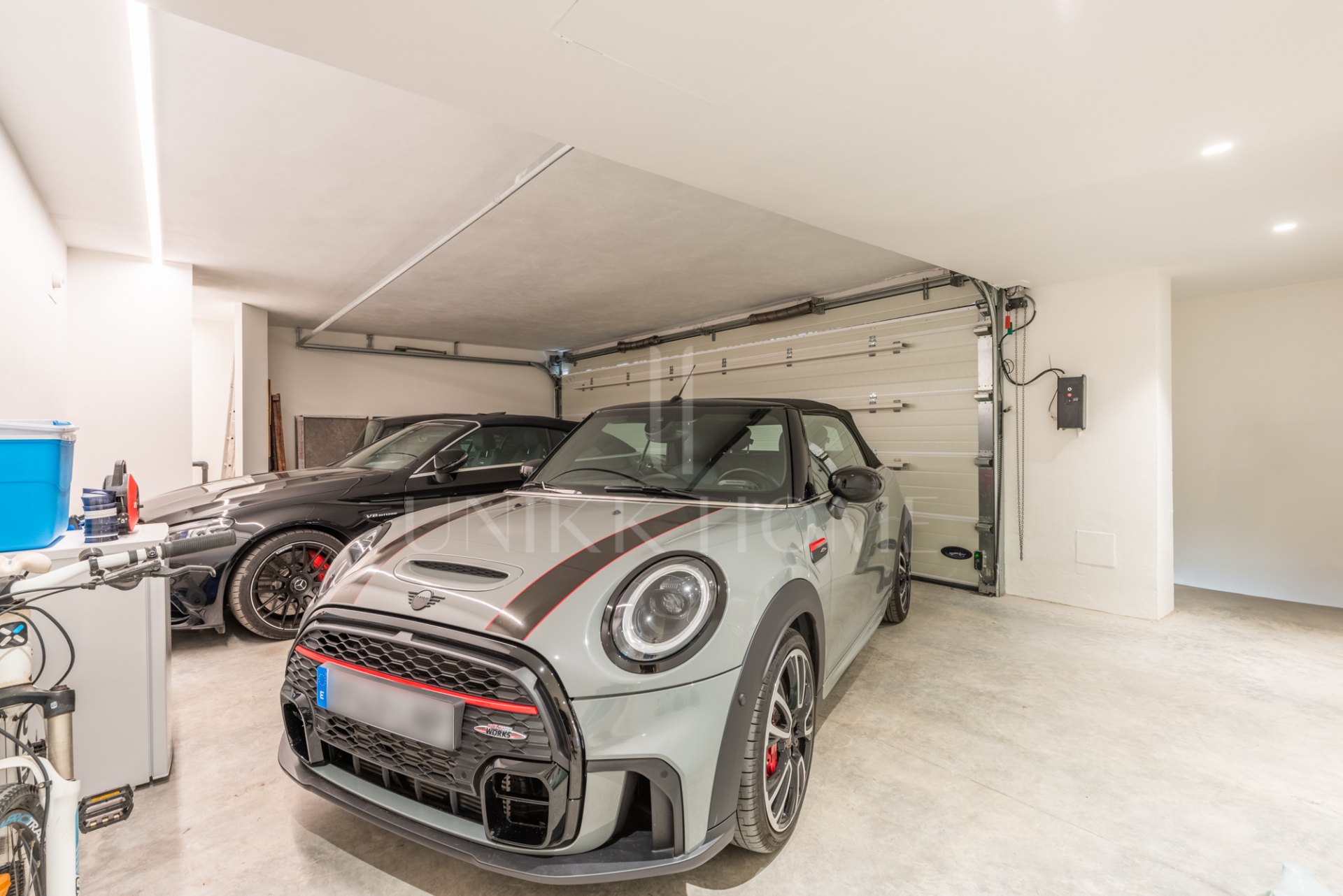 Villa distribuida en varios nivelesl de estilo contemporáneo en una zona muy tranquila con vistas al Campo de Golf de Almenara.