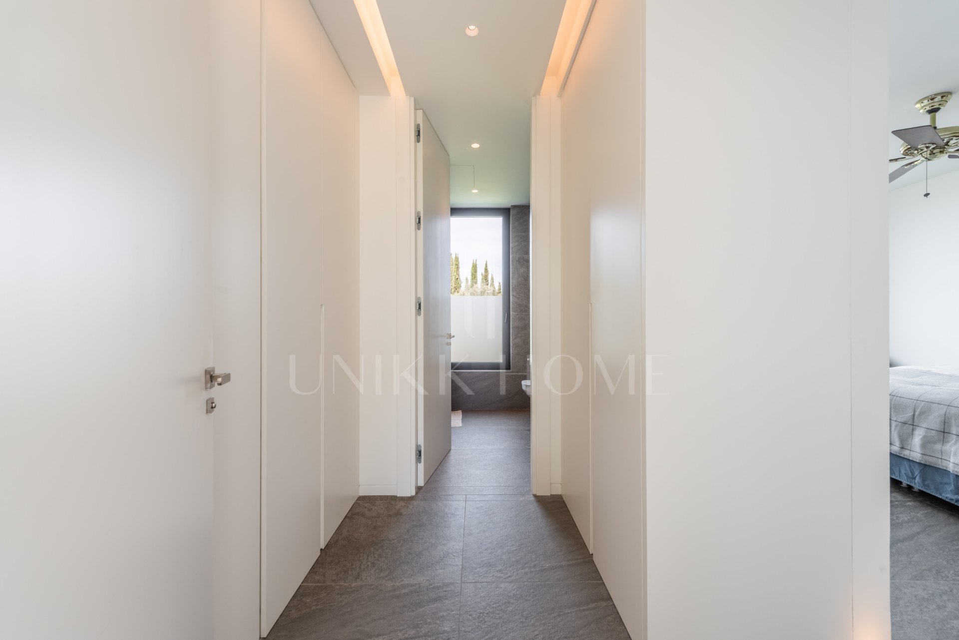 Villa distribuida en varios nivelesl de estilo contemporáneo en una zona muy tranquila con vistas al Campo de Golf de Almenara.