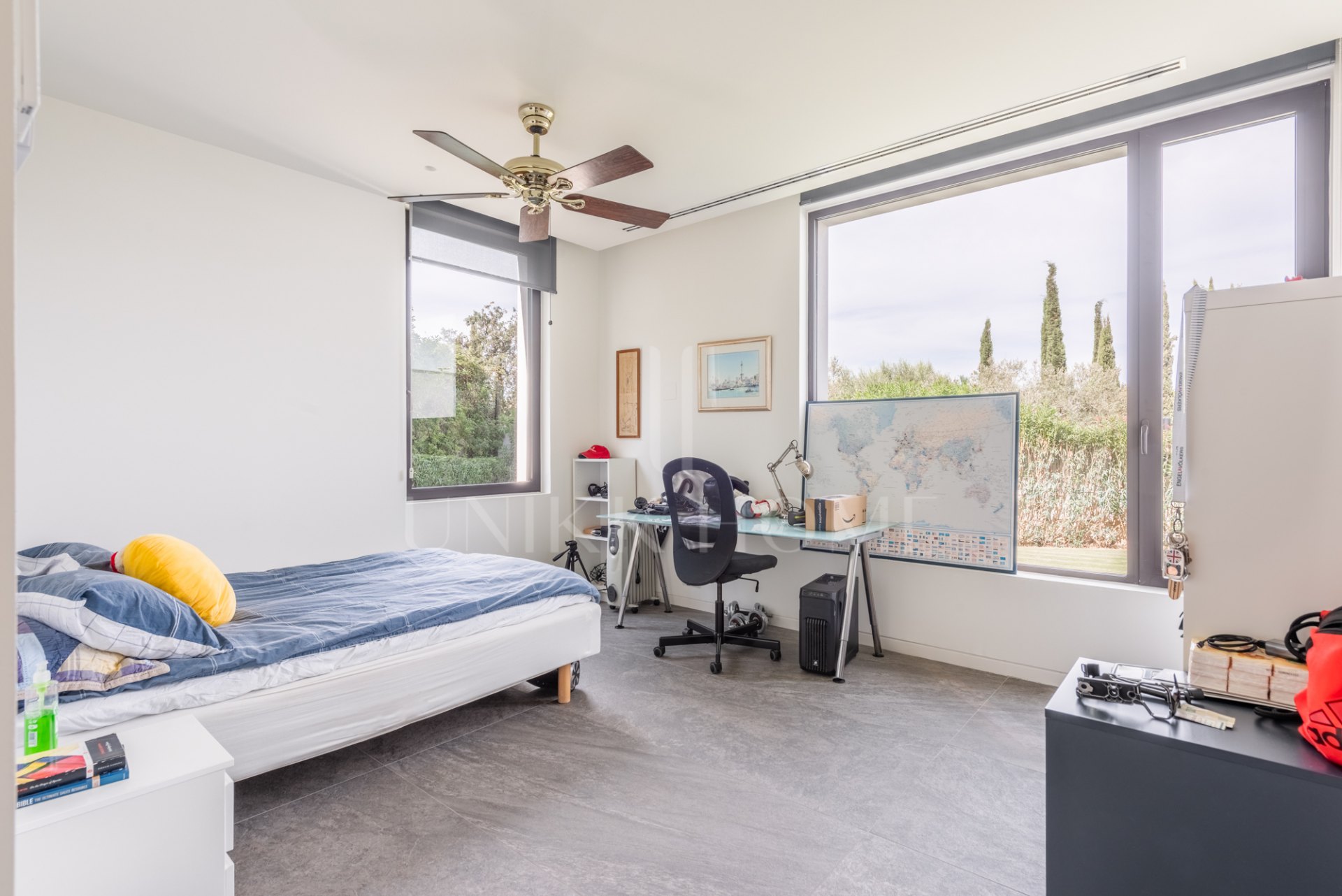 Villa distribuida en varios nivelesl de estilo contemporáneo en una zona muy tranquila con vistas al Campo de Golf de Almenara.