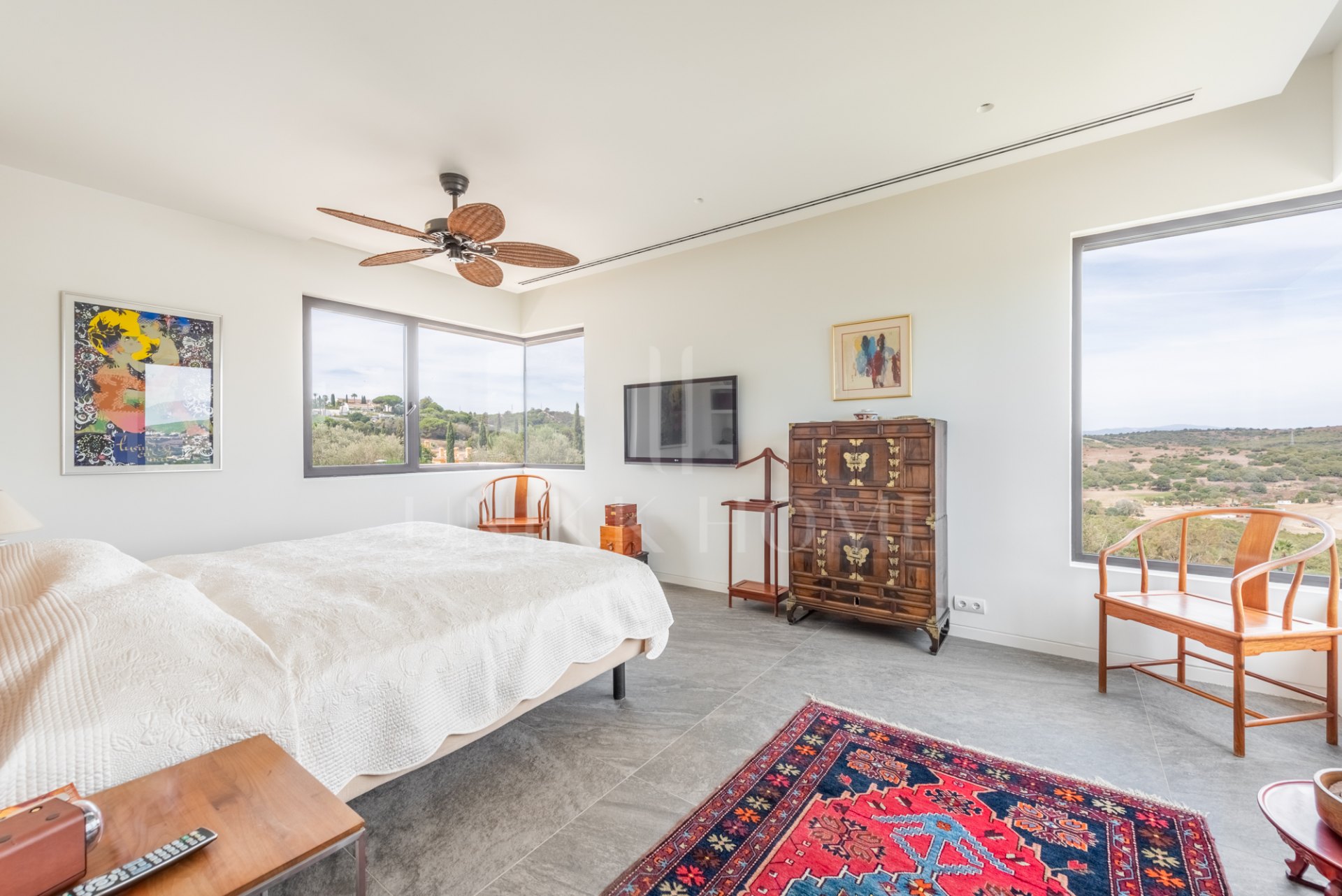 Villa distribuida en varios nivelesl de estilo contemporáneo en una zona muy tranquila con vistas al Campo de Golf de Almenara.