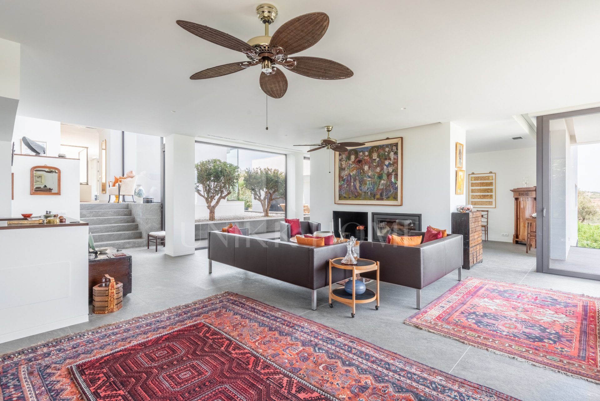 Villa distribuida en varios nivelesl de estilo contemporáneo en una zona muy tranquila con vistas al Campo de Golf de Almenara.