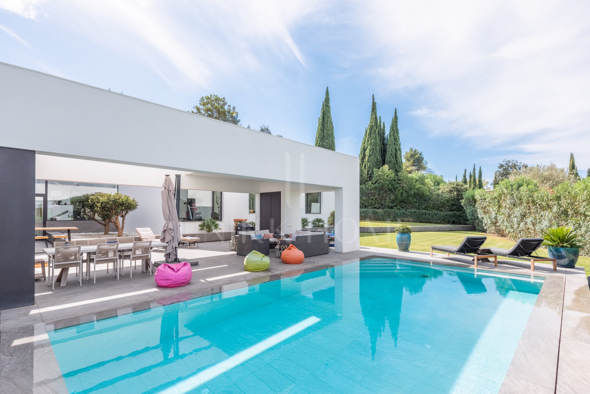 Villa distribuida en varios nivelesl de estilo contemporáneo en una zona muy tranquila con vistas al Campo de Golf de Almenara.