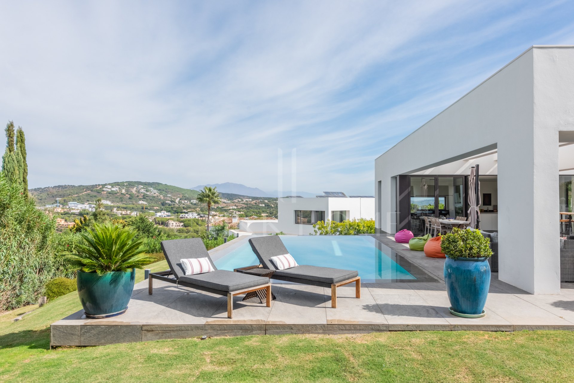 Villa distribuida en varios nivelesl de estilo contemporáneo en una zona muy tranquila con vistas al Campo de Golf de Almenara.