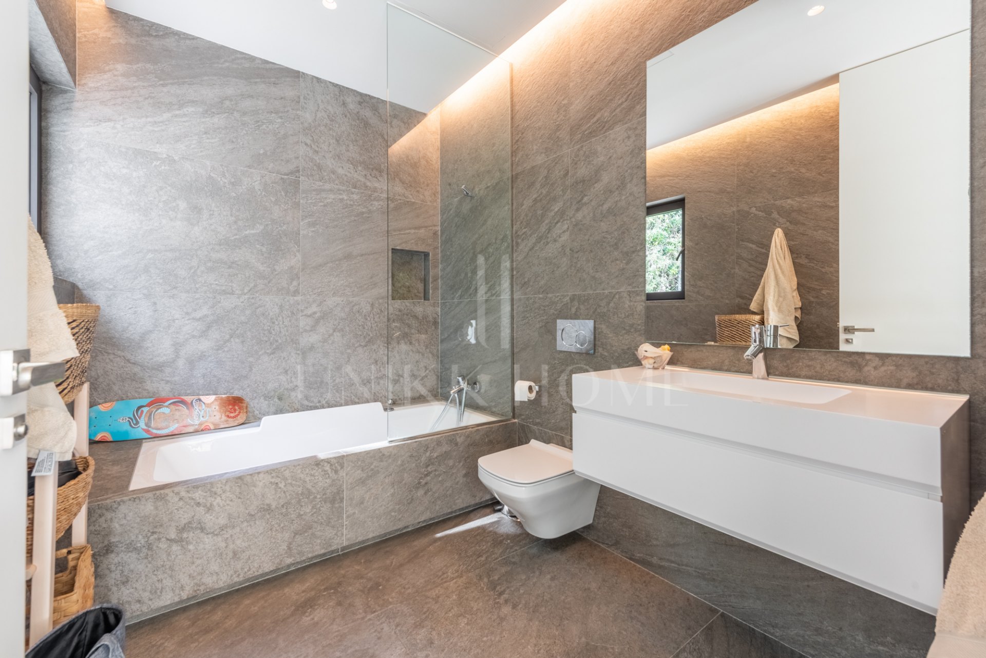 Villa distribuida en varios nivelesl de estilo contemporáneo en una zona muy tranquila con vistas al Campo de Golf de Almenara.