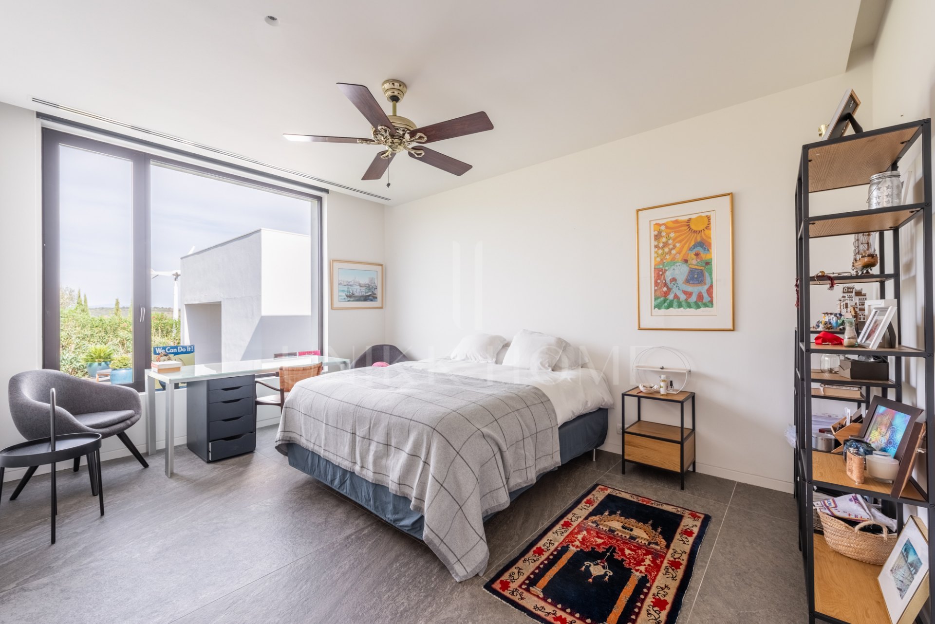 Villa distribuida en varios nivelesl de estilo contemporáneo en una zona muy tranquila con vistas al Campo de Golf de Almenara.