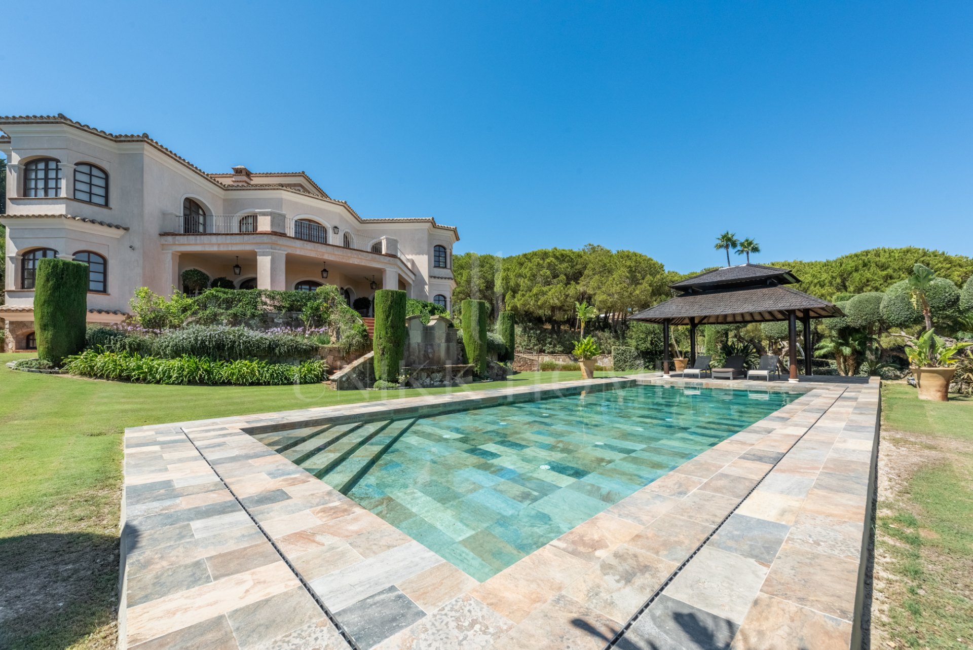 Magnífica villa construída sobre terreno elevado con unas estupendas vistas panorámicas sobre campos de golf, montañas y el mar.