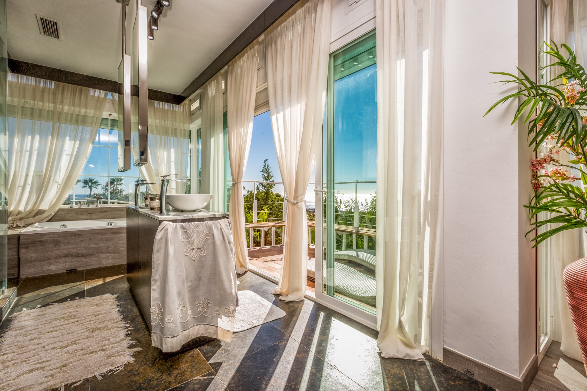 Exclusiva Villa Panorámica en venta en la Sierra de Estepona