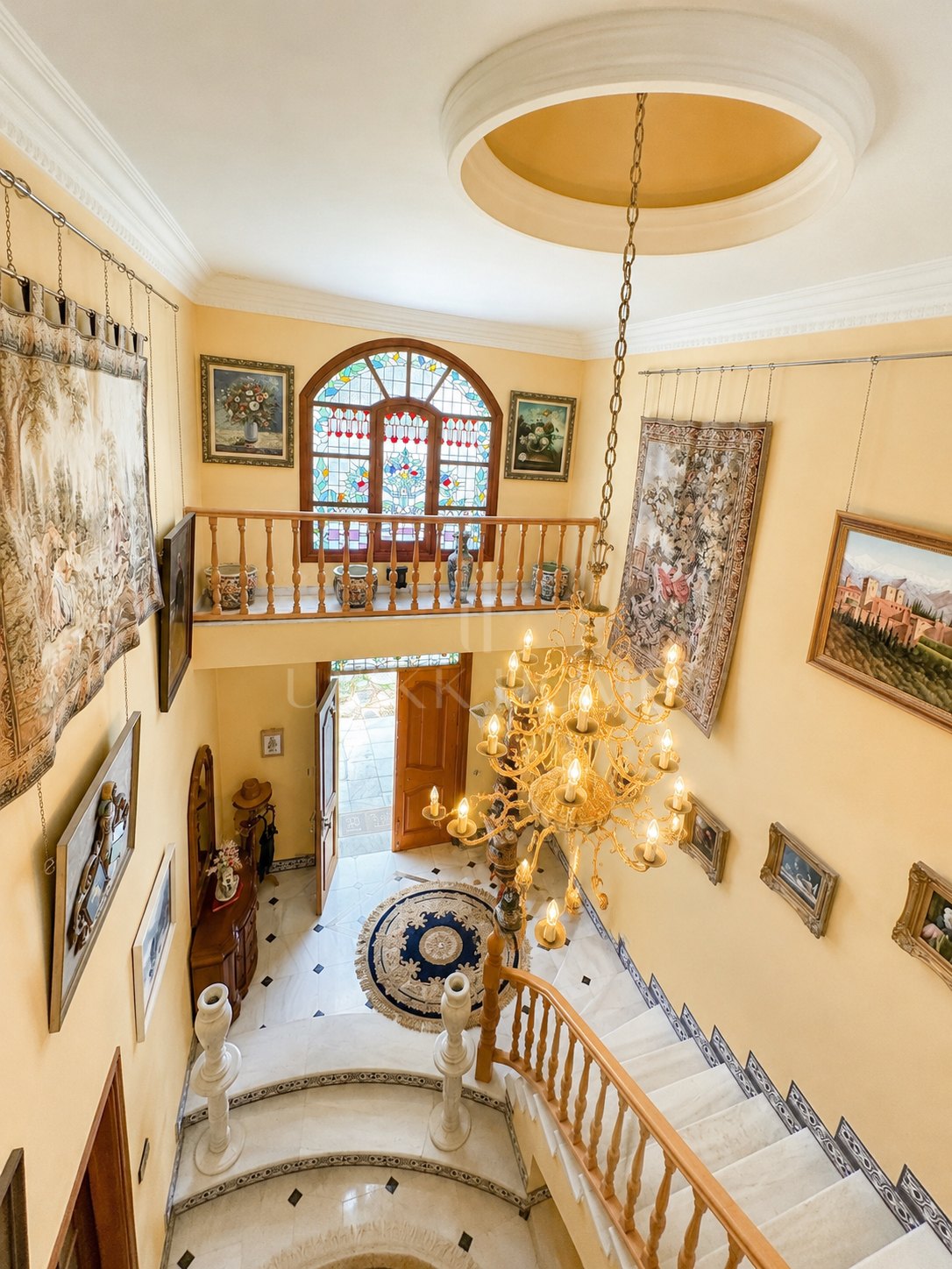 Unique Investment Opportunity in Estepona: Luxury Villa Near the Beach