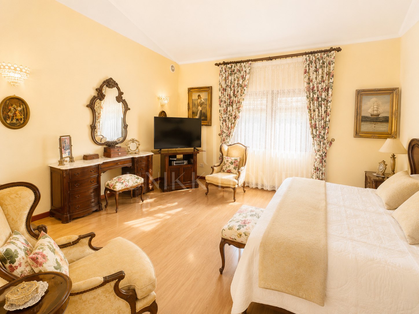 Unique Investment Opportunity in Estepona: Luxury Villa Near the Beach