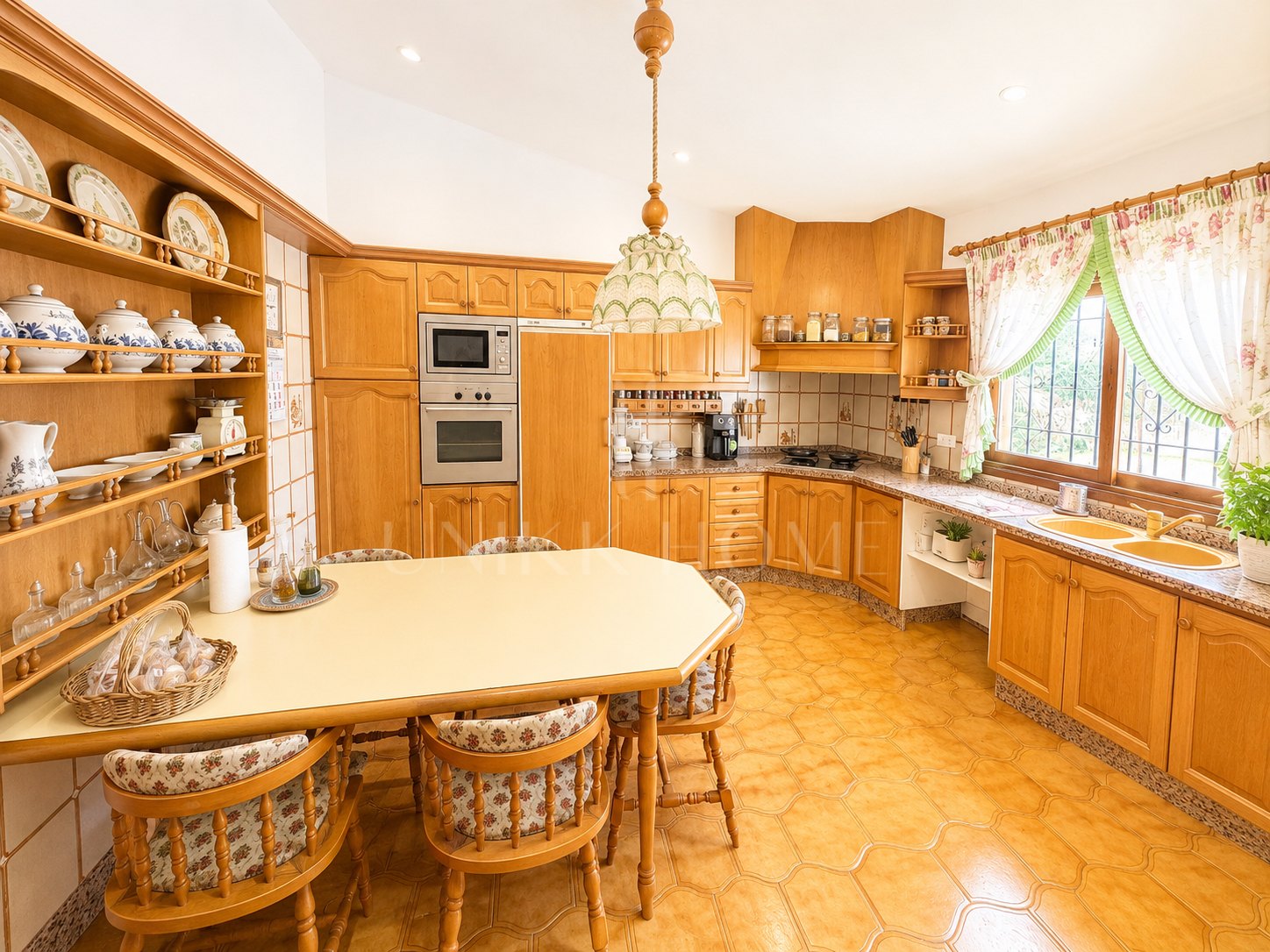 Unique Investment Opportunity in Estepona: Luxury Villa Near the Beach