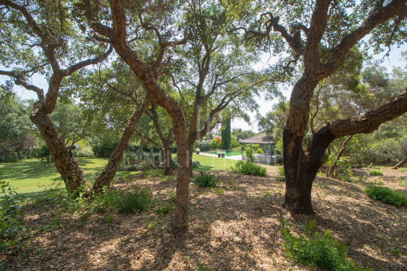 Villa con mucho encanto en Los Altos de Valderrama con un jardín espectacular