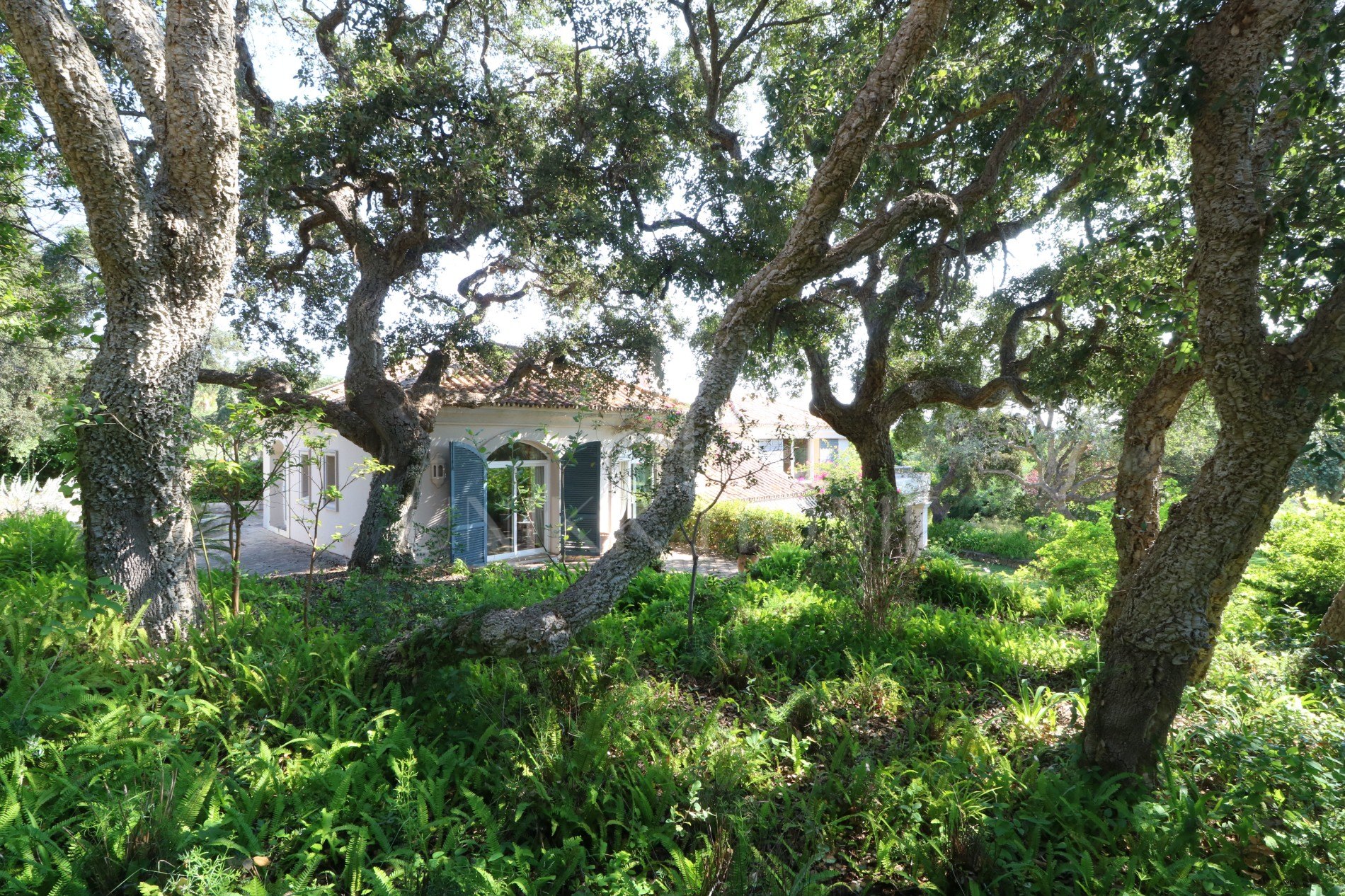 Villa con mucho encanto en Los Altos de Valderrama con un jardín espectacular