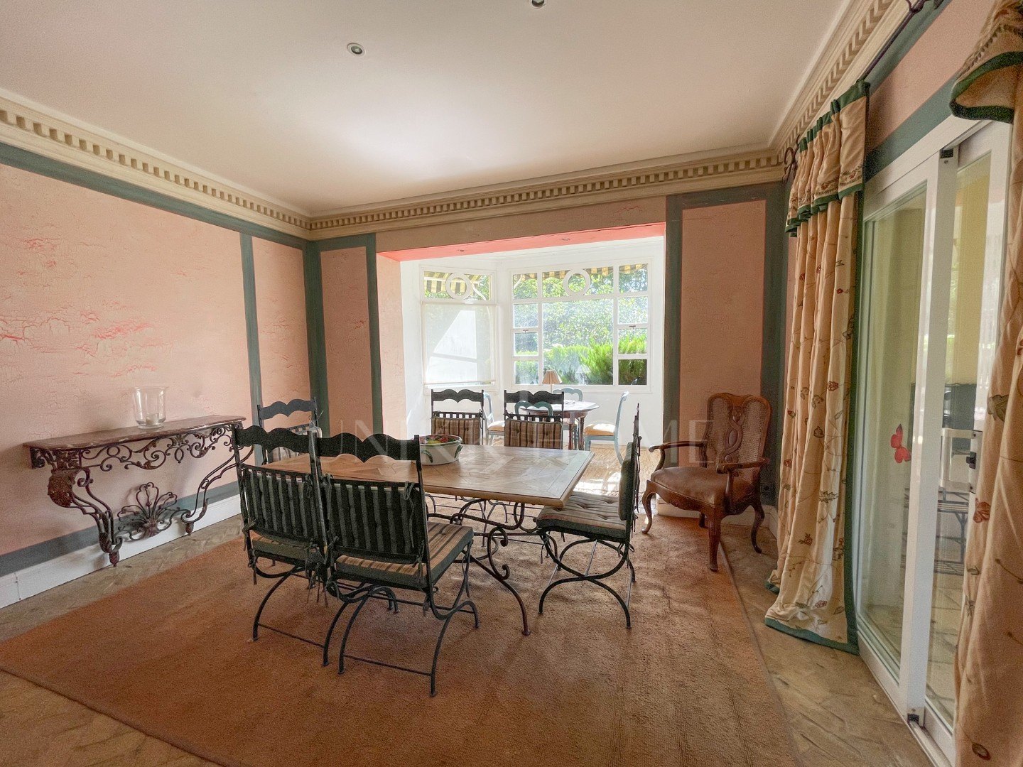 Villa con mucho encanto en Los Altos de Valderrama con un jardín espectacular