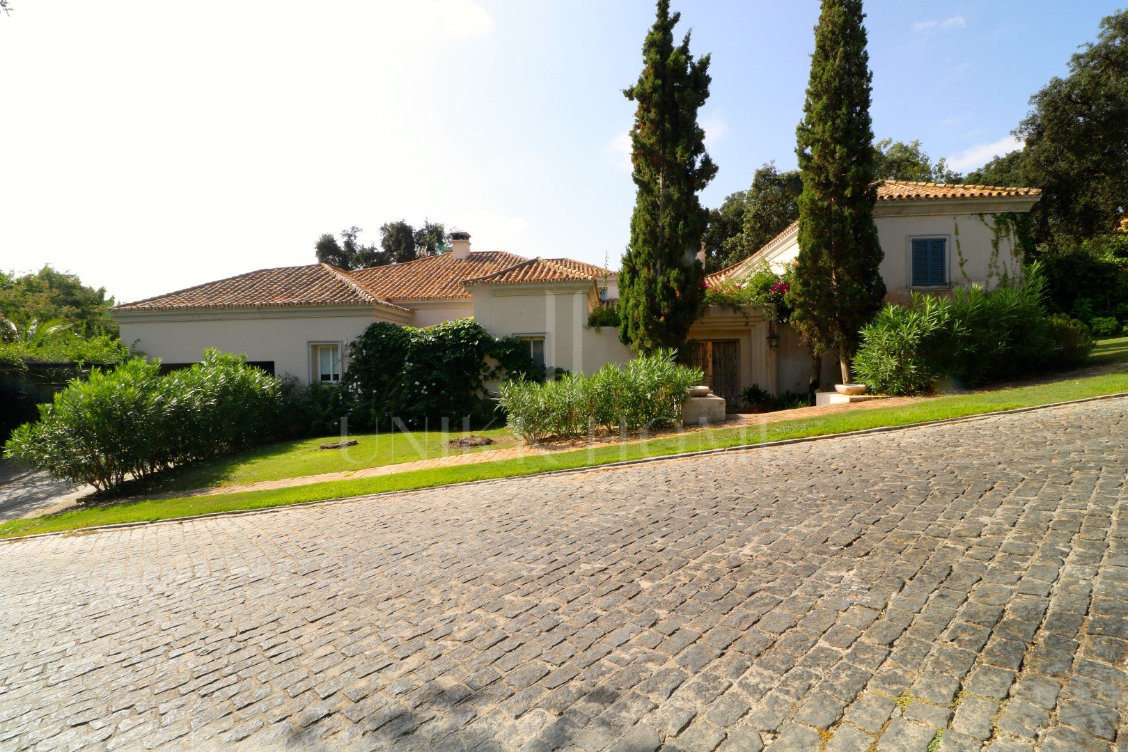 Villa con mucho encanto en Los Altos de Valderrama con un jardín espectacular