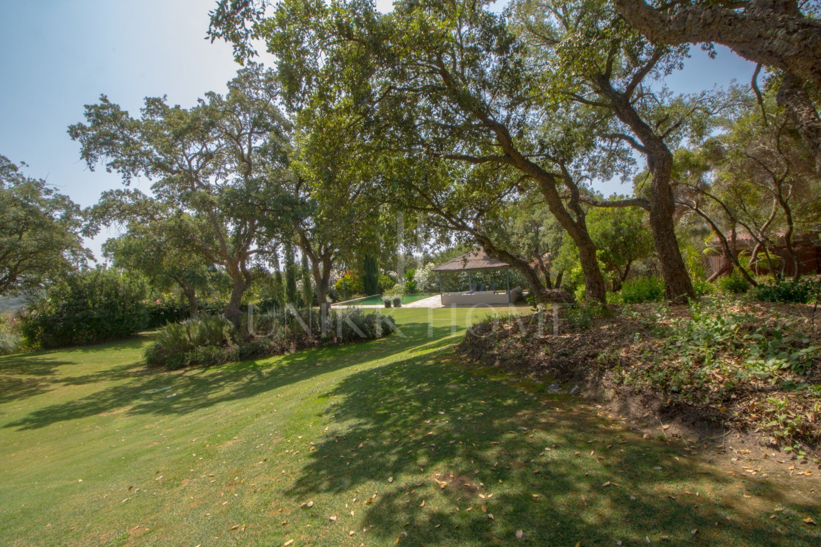 Villa con mucho encanto en Los Altos de Valderrama con un jardín espectacular