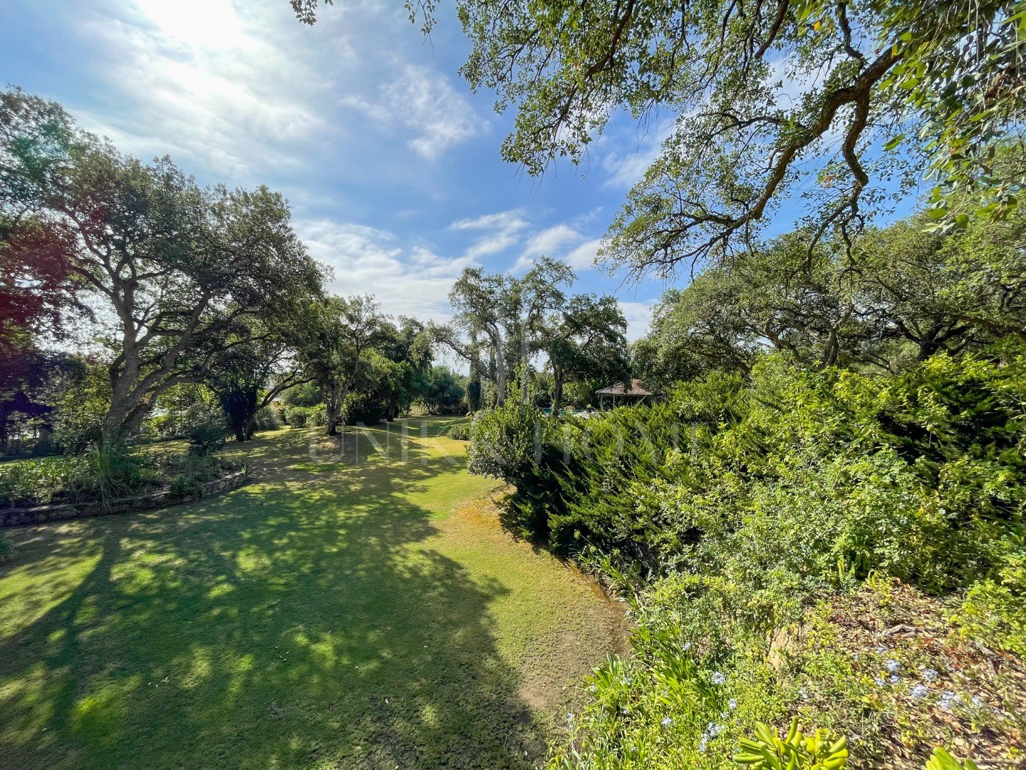 Villa con mucho encanto en Los Altos de Valderrama con un jardín espectacular