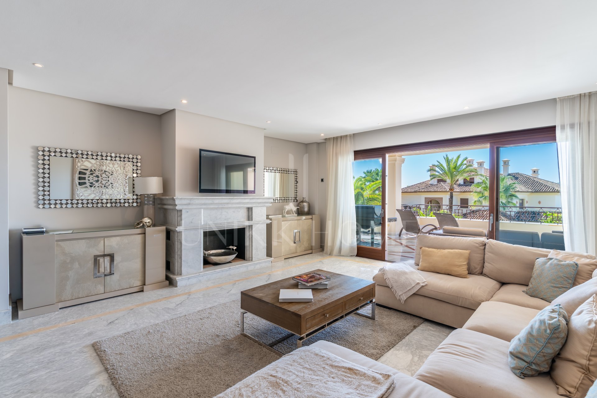 Luxury 3 Bedroom Beachfront Apartment with Sea Views | Los Monteros Playa, Marbella