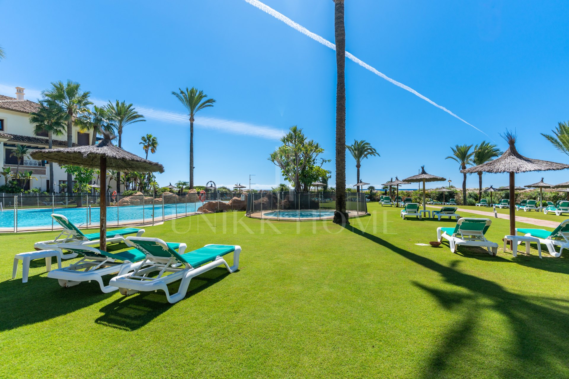 Luxury 3 Bedroom Beachfront Apartment with Sea Views | Los Monteros Playa, Marbella