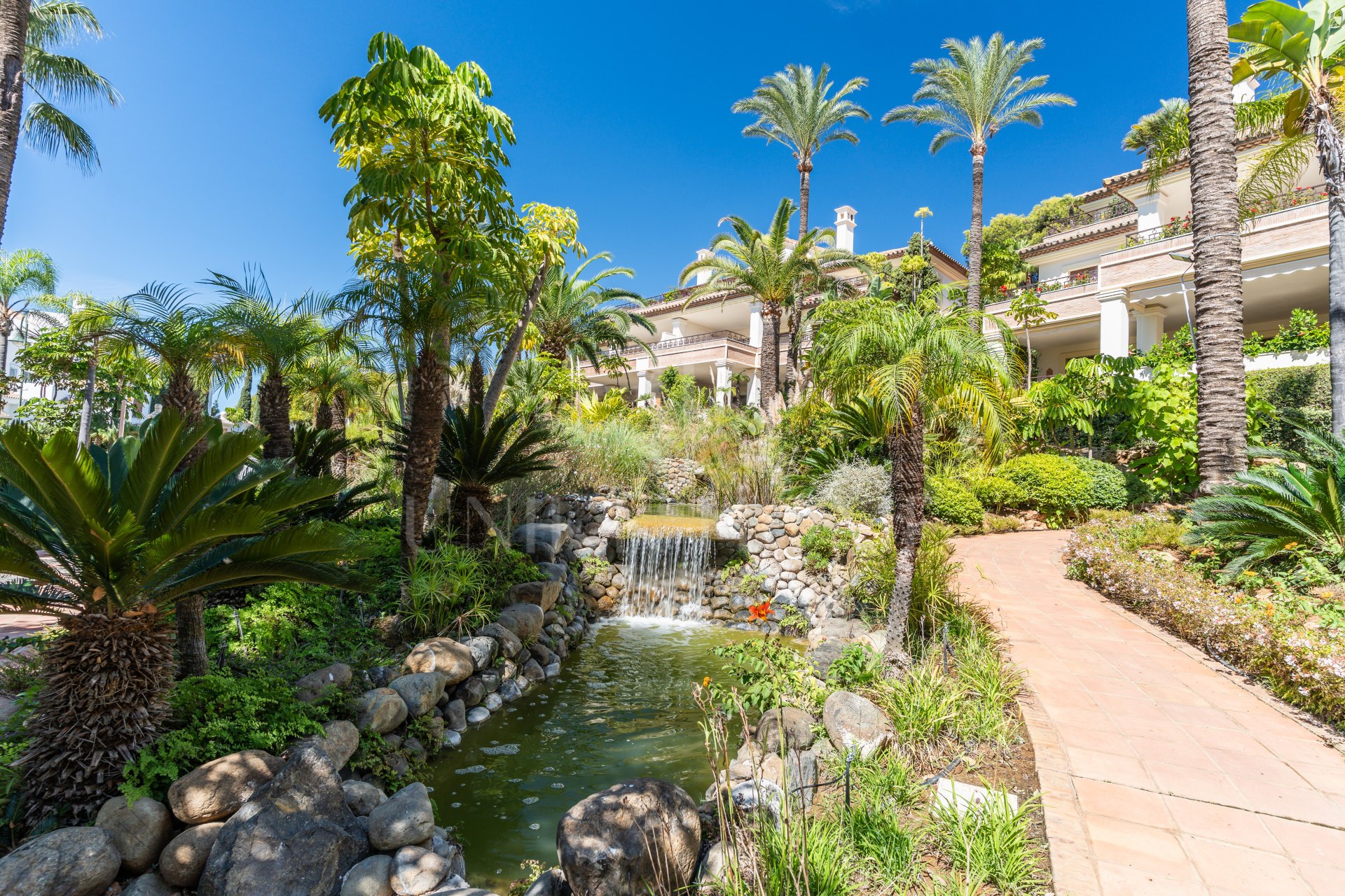 Luxury 3 Bedroom Beachfront Apartment with Sea Views | Los Monteros Playa, Marbella