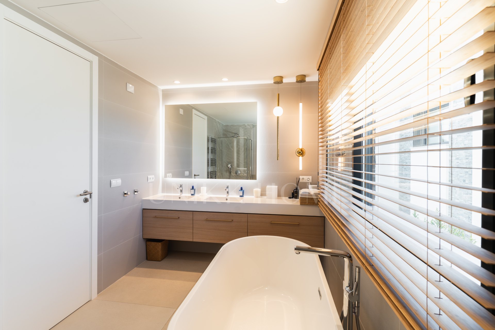 Exclisiva villa pareada de 4 dormitorios con diseño elegante y moderno en la urbanización Soul en Santa Clara