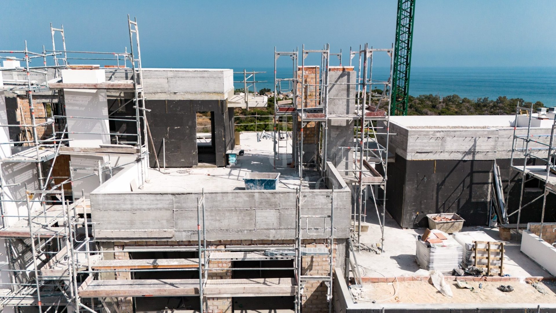 Un hermoso bajo con piscina, jardín privado y vistas al mar