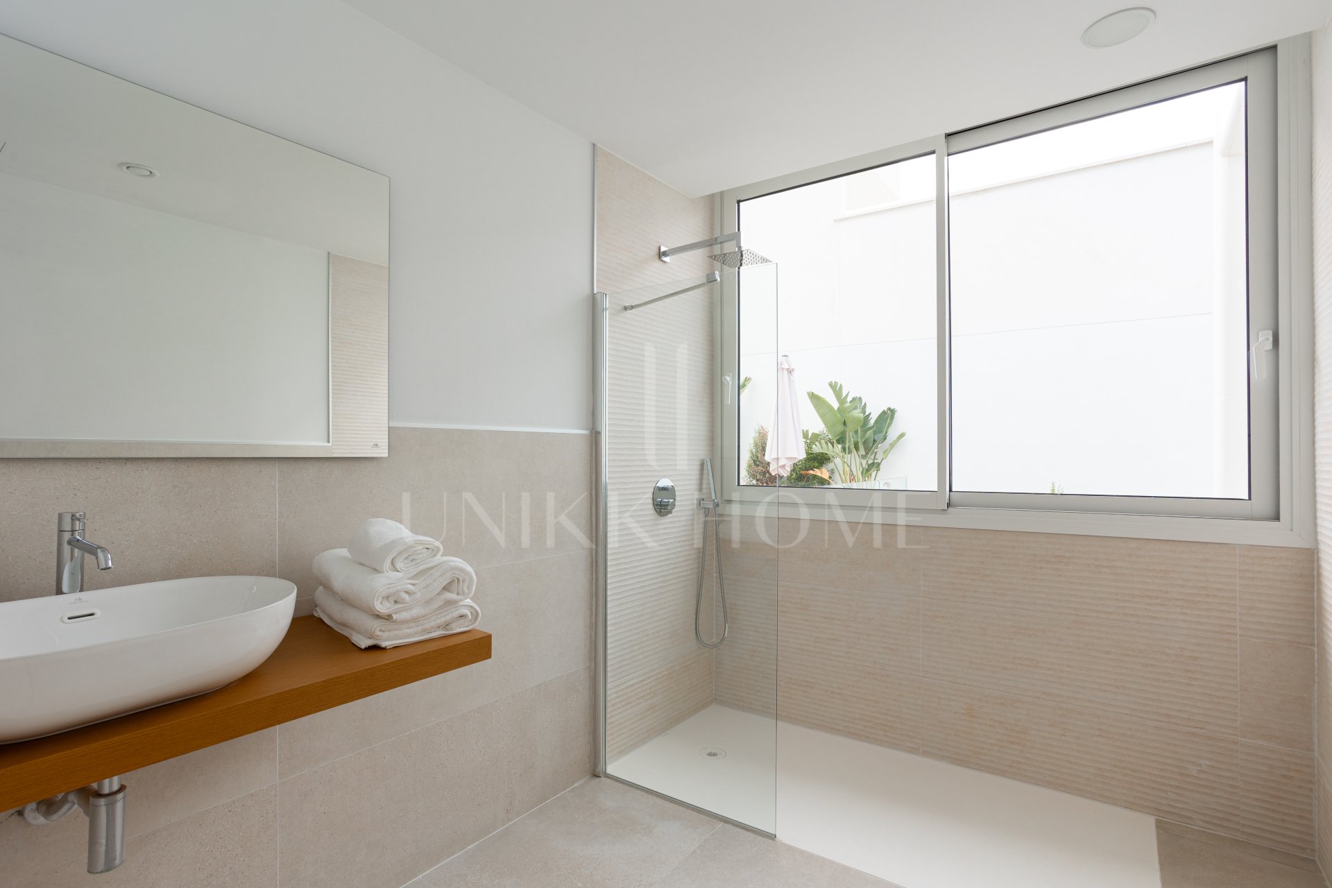 Villa de lujo en Marbella lista para entrar, zona Valdeolletas, con piscina privada y vistas al mar