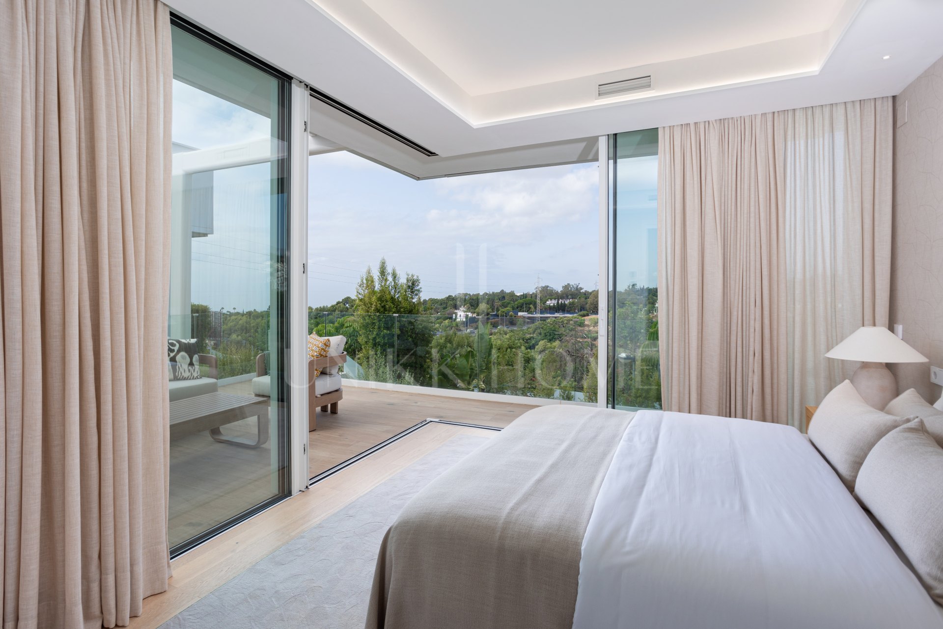Villa de lujo en Marbella lista para entrar, zona Valdeolletas, con piscina privada y vistas al mar