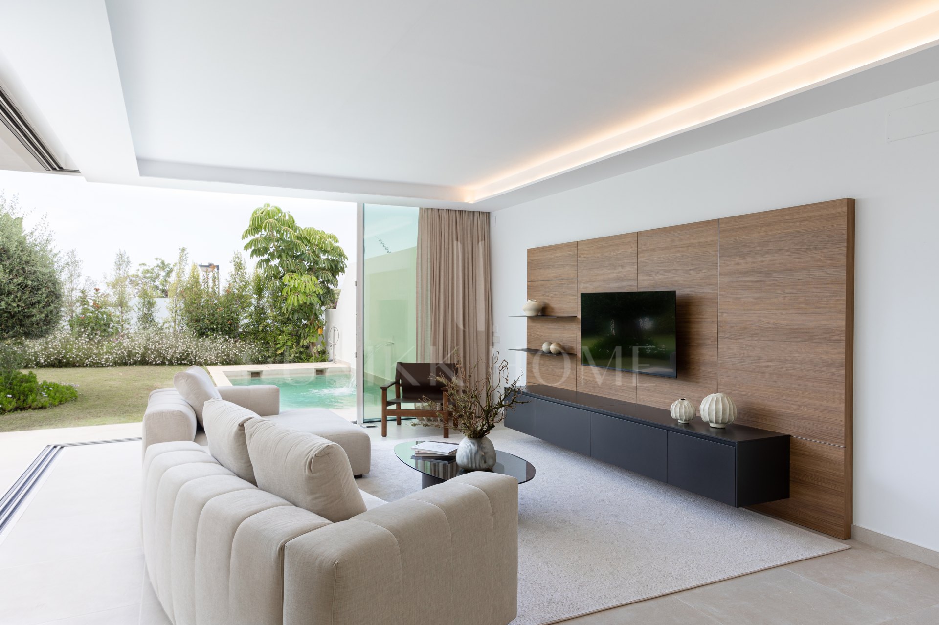 Villa de lujo en Marbella lista para entrar, zona Valdeolletas, con piscina privada y vistas al mar