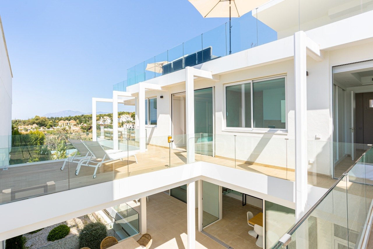 Villa de lujo en Marbella lista para entrar, zona Valdeolletas, con piscina privada y vistas al mar